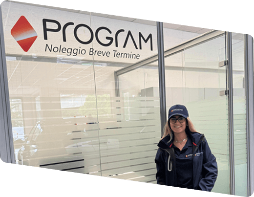 consulente Program in piedi davanti agli uffici