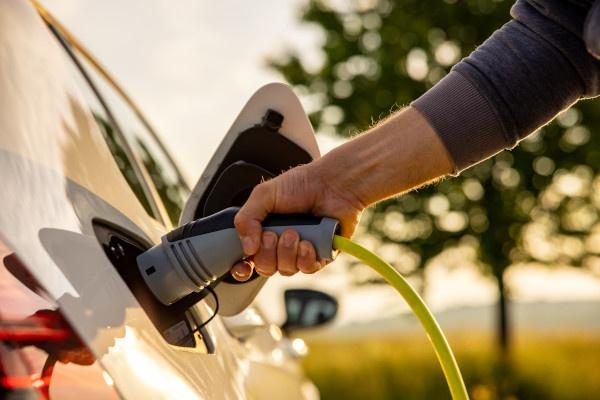 Consigli di guida per consumare meno con le auto ibride