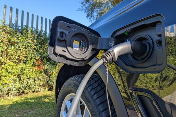 Auto ibride ed elettriche, la sfida della transizione ecologica