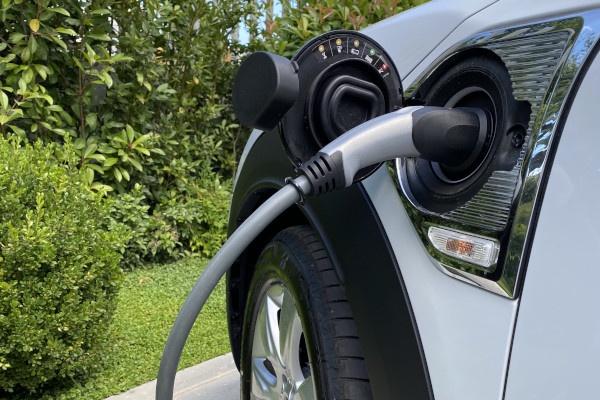 Auto ibride ed elettriche, la sfida della transizione ecologica