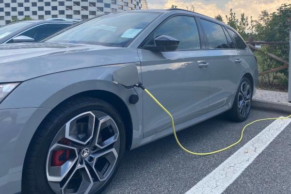 Auto ibride ed elettriche, la sfida della transizione ecologica