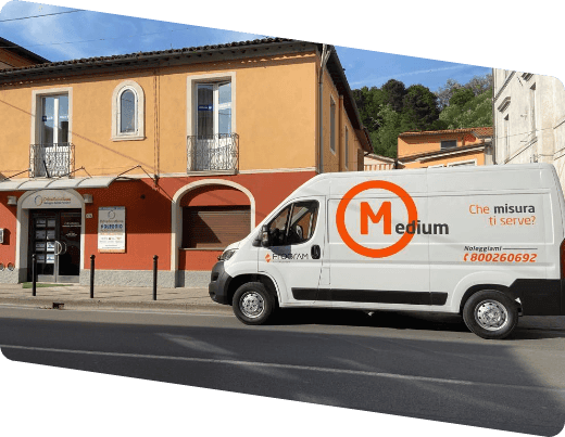 sede Program in Garfagnana con un furgone taglia M davanti