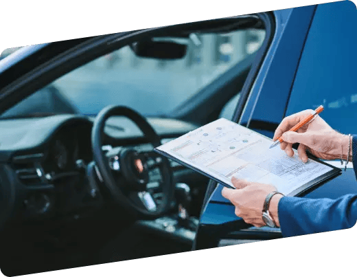 operatore Program che verifica le condizioni di un’auto a noleggio con un documento di controllo